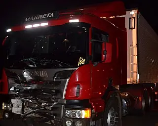 Pai e filho morrem ao bater de moto com frente de carreta na MS 134
