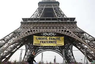 França em alerta após ação do Greenpeace na Torre Eiffel