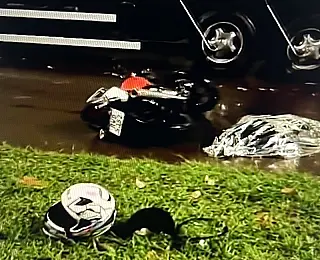 Jovem 'atropela' caminhão e morre de moto