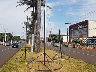 Prefeitura começa a montar pontos de decoração para o final de ano