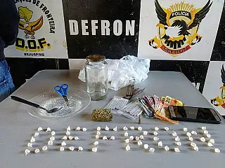 Defron fecha 'ponto' e prende traficante com drogas e dinheiro na Cachoeirinha