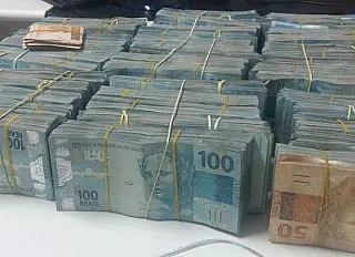 PRF encontra dois homens em carro com R$ 840 mil