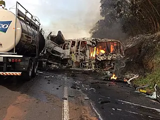 Acidente entre ônibus e caminhão mata 20 pessoas no Paraná