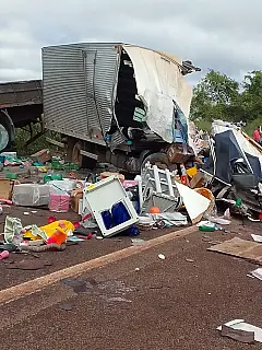 Acidente grave entre 3 veículos de carga pesada deixa dois mortos na BR-262