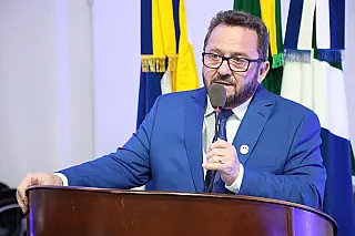 Laudir agradece Zé Teixeira pela proposição da Feira Literária
