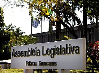 Deputados homenageiam personalidades em sessão