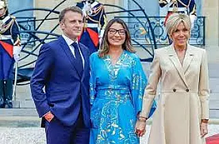 Representando o governo brasileiro, Janja é recepcionada por Macron e esposa