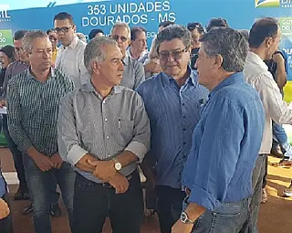 Reinaldo e Murilo entregam mais 350 moradias em Dourados