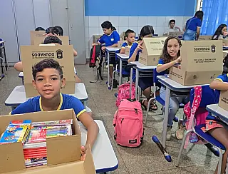 Alunos encontram kits de ensino na chegada à escola