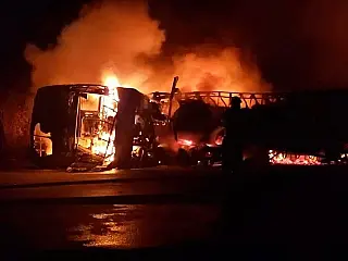 Acidente provocado por carro de passeio faz mortes em incêndio de ônibus e carreta