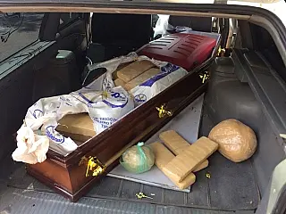 Homem que saiu de MS levando maconha em caixão de defunto é preso em Minas