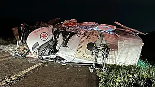 Médico morre e quatro ficam feridos em acidente entre ambulância e caminhão na BR-060
