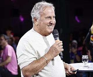 Zico e Clóvis de Barros prendem público do Empreende