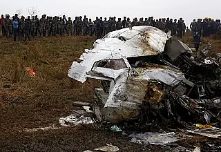 Sobe para 50 número de mortos em queda de avião no aeroporto de Katmandu