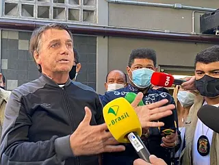 Após alta, presidente Bolsonaro discute tratamento para Covid com o ministro da Saúde