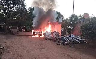 Homem se irrita com problemas na bateria, incendeia o próprio carro e acaba preso