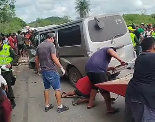 Van conduzida por menor mata 12 pessoas