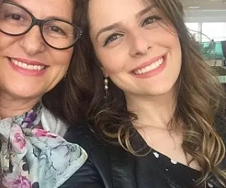 Mãe e filha morrem após colisão de caminhonete com carreta