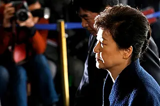 Ex-presidente sul-coreana pede desculpas e promete cooperar com inquérito de corrupção