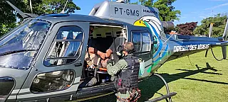 Caminhão tomba, motorista é jogado de veículo e socorrido com ajuda de helicóptero