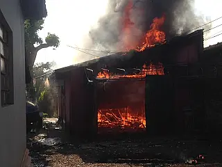 Incêndio destroi oficina de eletrônicos em loja no centro de Dourados; VÍDEO