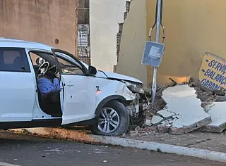 Homem é encontrado em carro com sinais de execução de fuzil