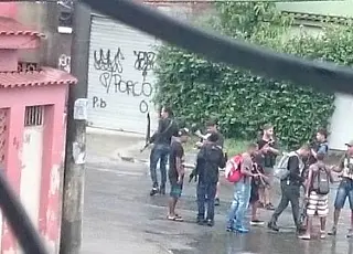 Bandidos desfilam armados em frente a quartel da Marinha no Rio