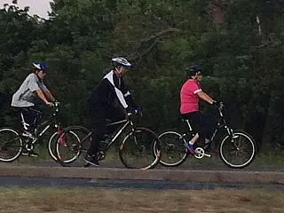 Dilma pedala acompanhada de seguranças em Porto Alegre