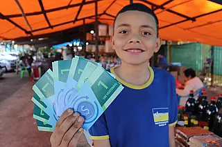 Alunos 'fazem a feira' com Recicla Verdinho, programa de educação financeira