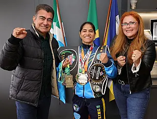 Bicampeã brasileira comemora conquistas no Kickboxing