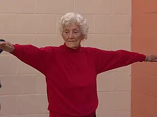 Aos 105 anos, idosa faz yoga e pergunta o que é ser velha