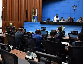 Deputados votam salários iguais para governador e vice