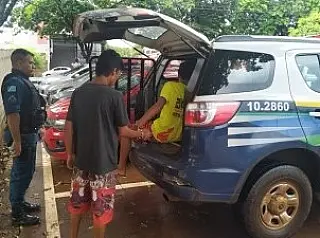 Adolescentes furtam dois carros só 'pra dar rolê de viatura'