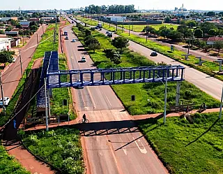 Moradores aguardam por segurança para atravessar rodovia