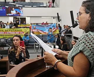 Gleice lê manifesto contra desconto de 14%