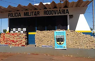 Dois veículos são abandonados com mais de 1.500 quilos de maconha