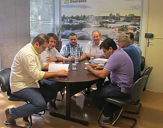 Vereadores recebem lei orçamentária aprovada para 2016