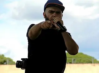 Rapper diz que leva voz das periferias junto com a tocha
