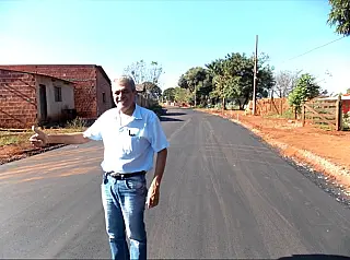 Cido Medeiros comemora pavimentação asfáltica em bairros de Dourados