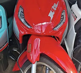 Ladrões levam moto de trabalhadora à luz do dia