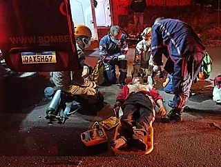 Rapaz de 20 anos bate com moto em carro e morre na madrugada no Parque do Lago