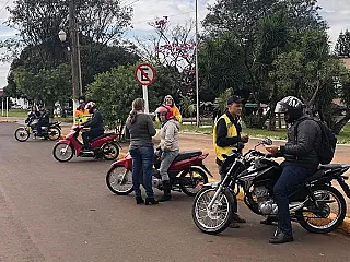 Blitz educativa orienta motociclistas em frente ao terminal rodoviário