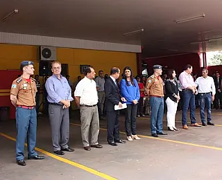 Vereadores participam de entrega de viaturas aos bombeiros