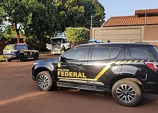 PF apreende carreta que distribui pneus em protestos