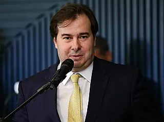 Maia presidente sanciona lei que permite municípios extrapolar gastos