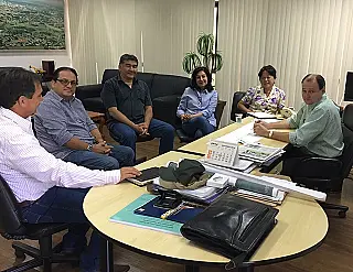 Délia discute readequação de projetos de recapeamento com o Governo