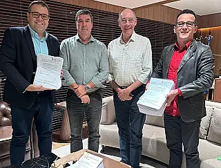Alan entrega a Riedel projetos de recapeamento para Dourados