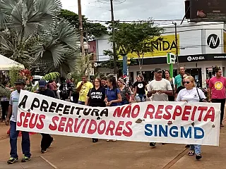 Após protesto de servidores, Prefeitura decide começar a pagar o 13º salário