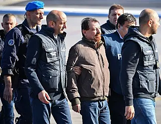 Preso na Bolívia, Battisti é levado para presídio de Roma