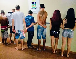 Grupo não se explica, vai todo mundo preso e PM fecha 'boca' no Colibri